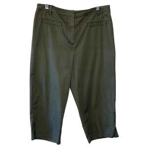 Chico’s Forrest Green Chino Style Capri Pants Size 1 (Medium 8) Minimalist